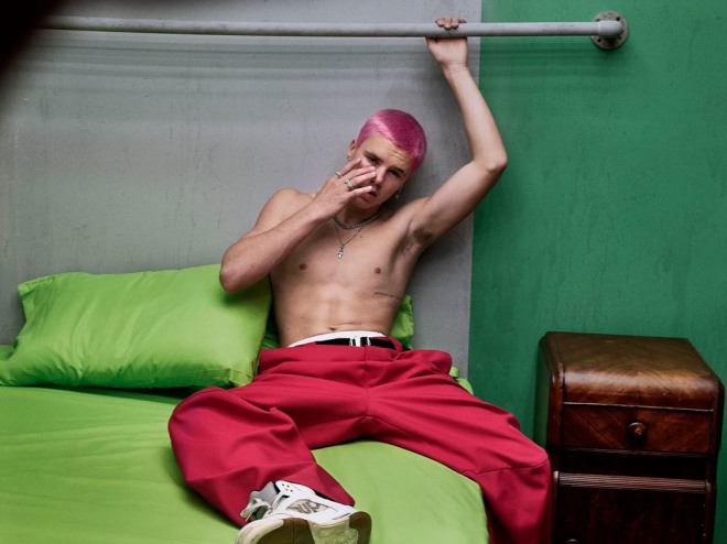 Nhiều người cho rằng loạt ảnh của Cruz không hợp với lứa tuổi 16.