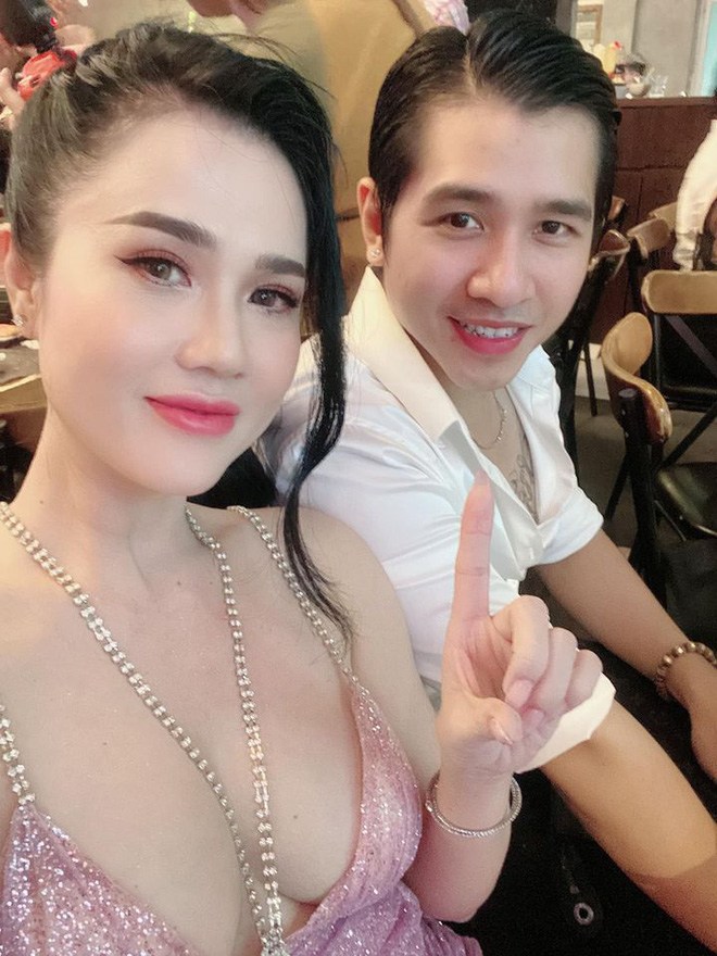 Mượn đồ em gái mặc, chị ruột Ngọc Trinh biến tấu táo bạo, khoe dáng gái 3 con “chặt đẹp”   - 1