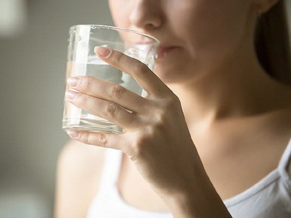 Nên uống bao nhiêu nước một ngày? Tác dụng thực sự của việc uống đủ nước ít người ngờ tới - 1