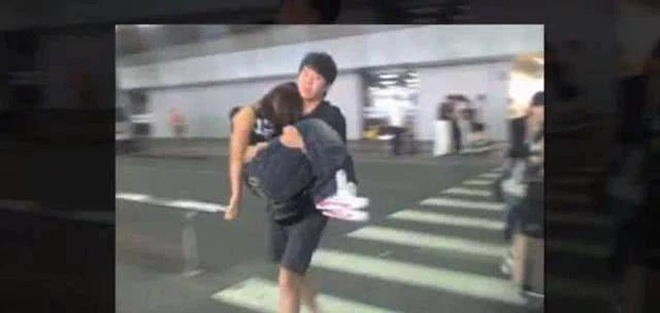 Trương Bá Chi ngất xỉu vì làm việc quá sức được 1 người đàn ông bế đi cấp cứu.