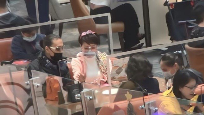 Địch Ba Lạp hẹn hò với cả chồng cũ và chồng mới.