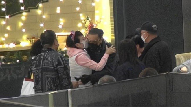 Bà hôn ông Tạ Hiền trước mặt ông A Kong.