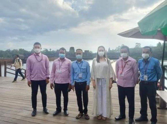 Cô bịt khẩu trang che chắn để đảm bảo chống dịch.