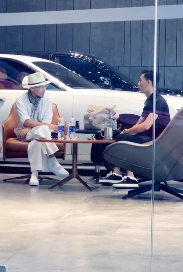 Hình ảnh đại gia Đặng Lê Nguyên Vũ tại showroom siêu xe.