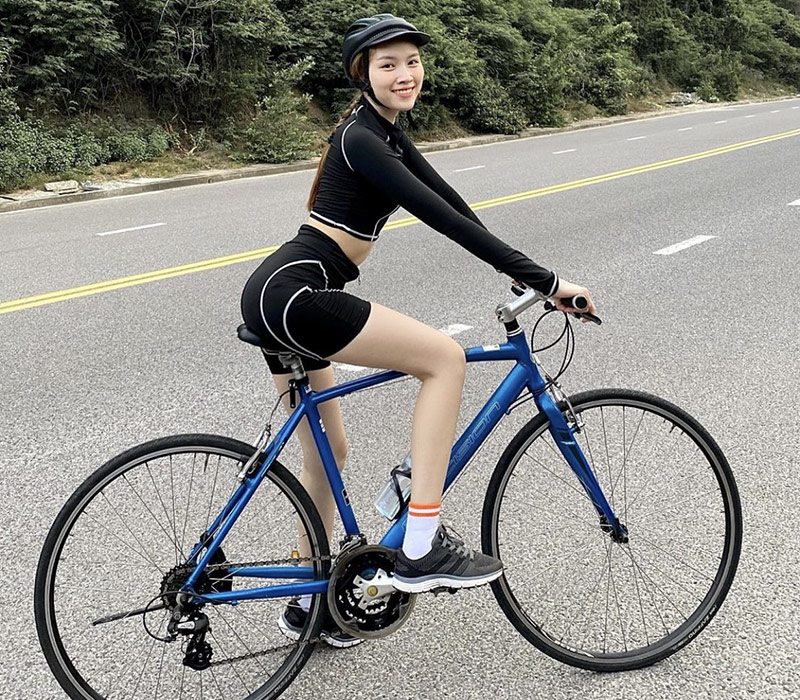 Cô cũng có những hoạt động như đạp xe, chạy bộ để nâng cao sức khoẻ đồng thời giúp cho thân hình thêm săn chắc.
