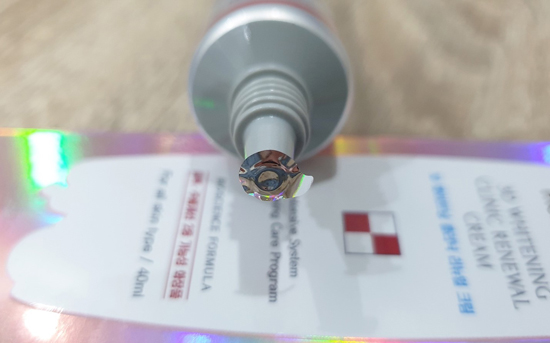 Hàng thật có niêm phong ở đầu tuýp kem.