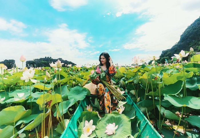 Hồ sen Hang Múa là địa điểm cực hút du khách, đặc biệt là giới trẻ.