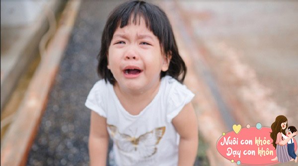 Nếu cha mẹ đặt quá nhiều áp lực lên trẻ sẽ dễ khiến trẻ nổi loạn, chán nản, lâu dần, cha mẹ mất đi sự gần gũi và tin tưởng.