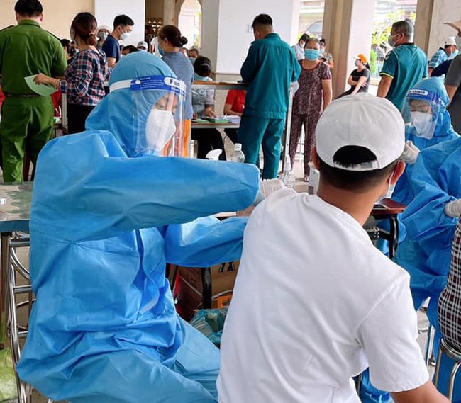 Người dân Đồng Nai được tiêm phòng để đảm bảo an toàn. Ảnh: Tuệ Mẫn