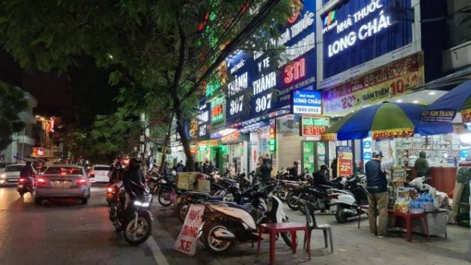 Các hiệu thuốc ở Hải Phòng đông nghịt người mua.