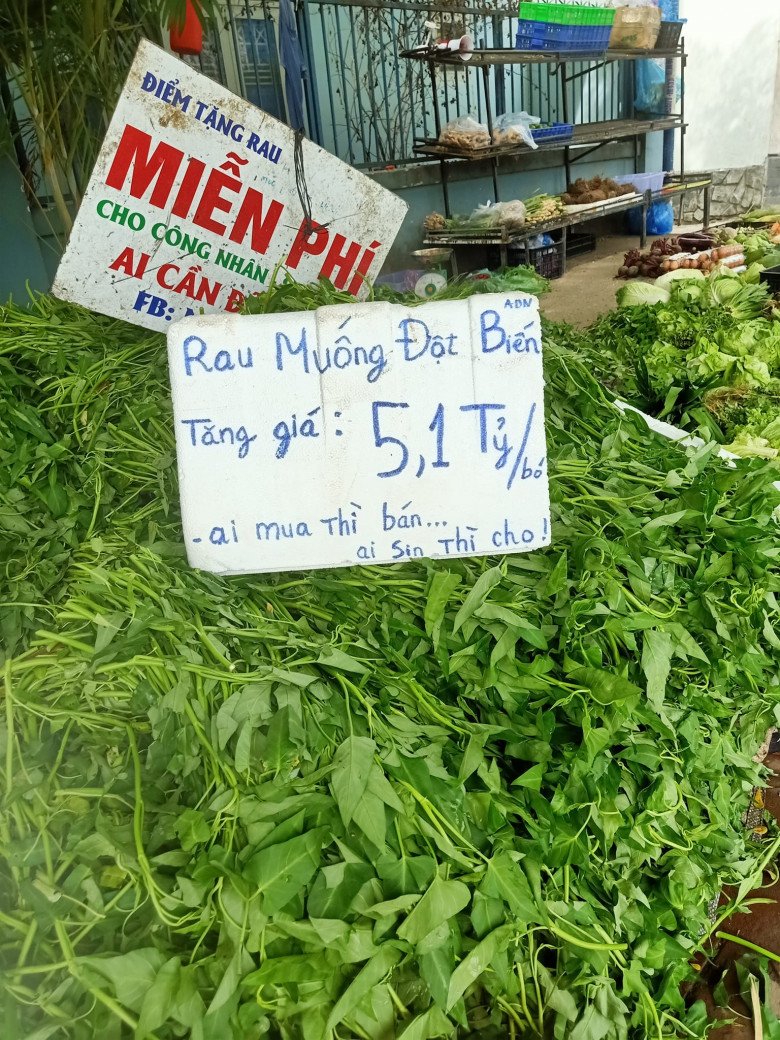 Chỉ cần nhắc đến Minh Râu, người ta sẽ nghĩ ngay đến sạp bán rau đột biến 0 đồng cho sinh viên và công nhân nghèo, những dòng slogan sai chính tả song chứa đầy sự hài hước và hào sảng.