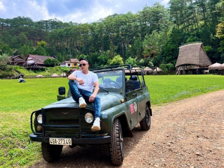 Những năm gần đây, anh ít ra mắt sản phẩm nghệ thuật nhưng khối tài sản sở hữu có vẻ như ngày càng tăng lên.