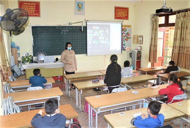 Nhiều địa phương đã phải cho học sinh tạm dừng đến trường trong bối cảnh số ca nhiễm COVID-19 tăng cao.