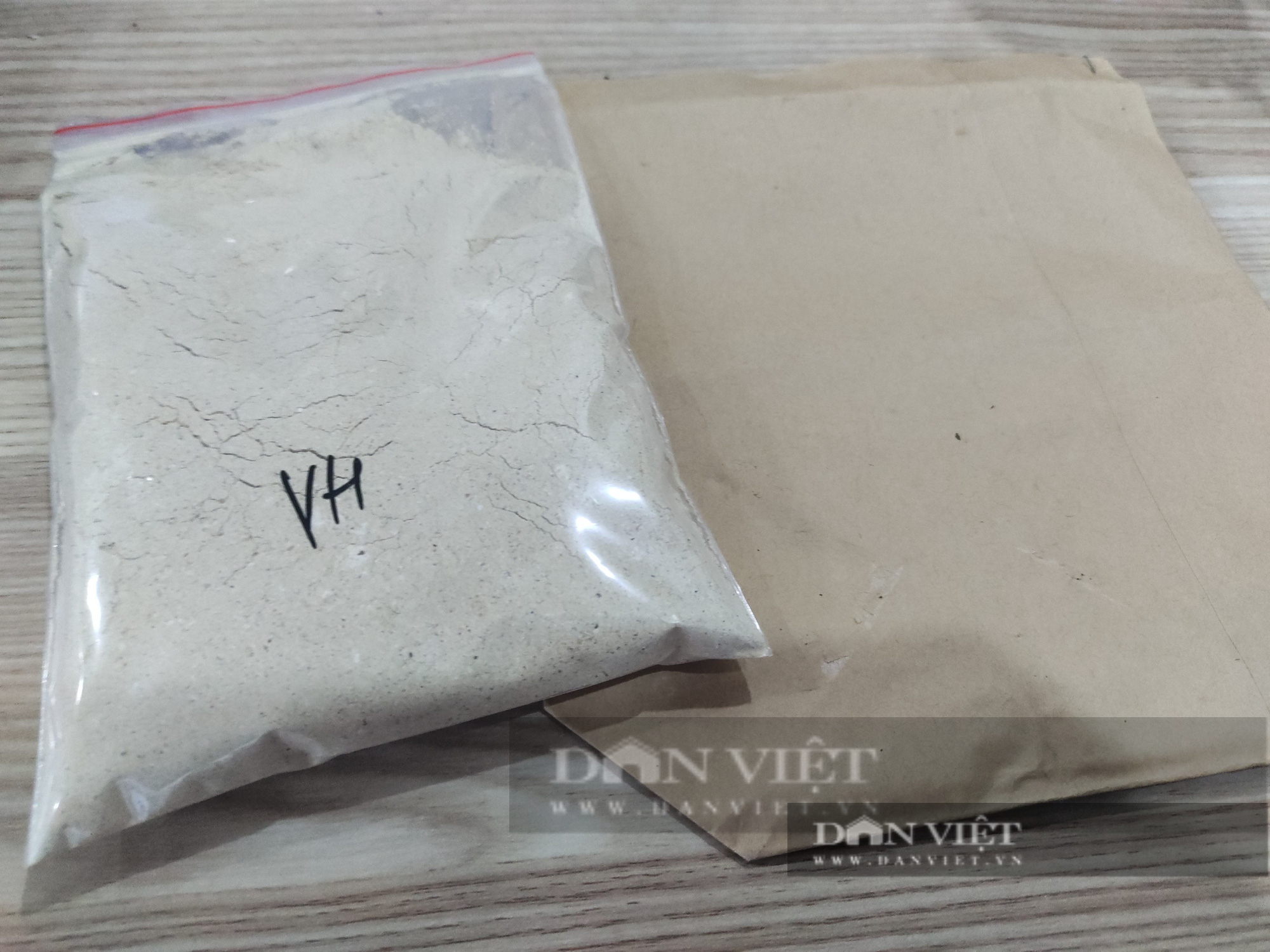 Thuốc chữa Covid - 19 mang tên Vũ Hán được người bán giới thiệu với phóng viên. Ảnh PV