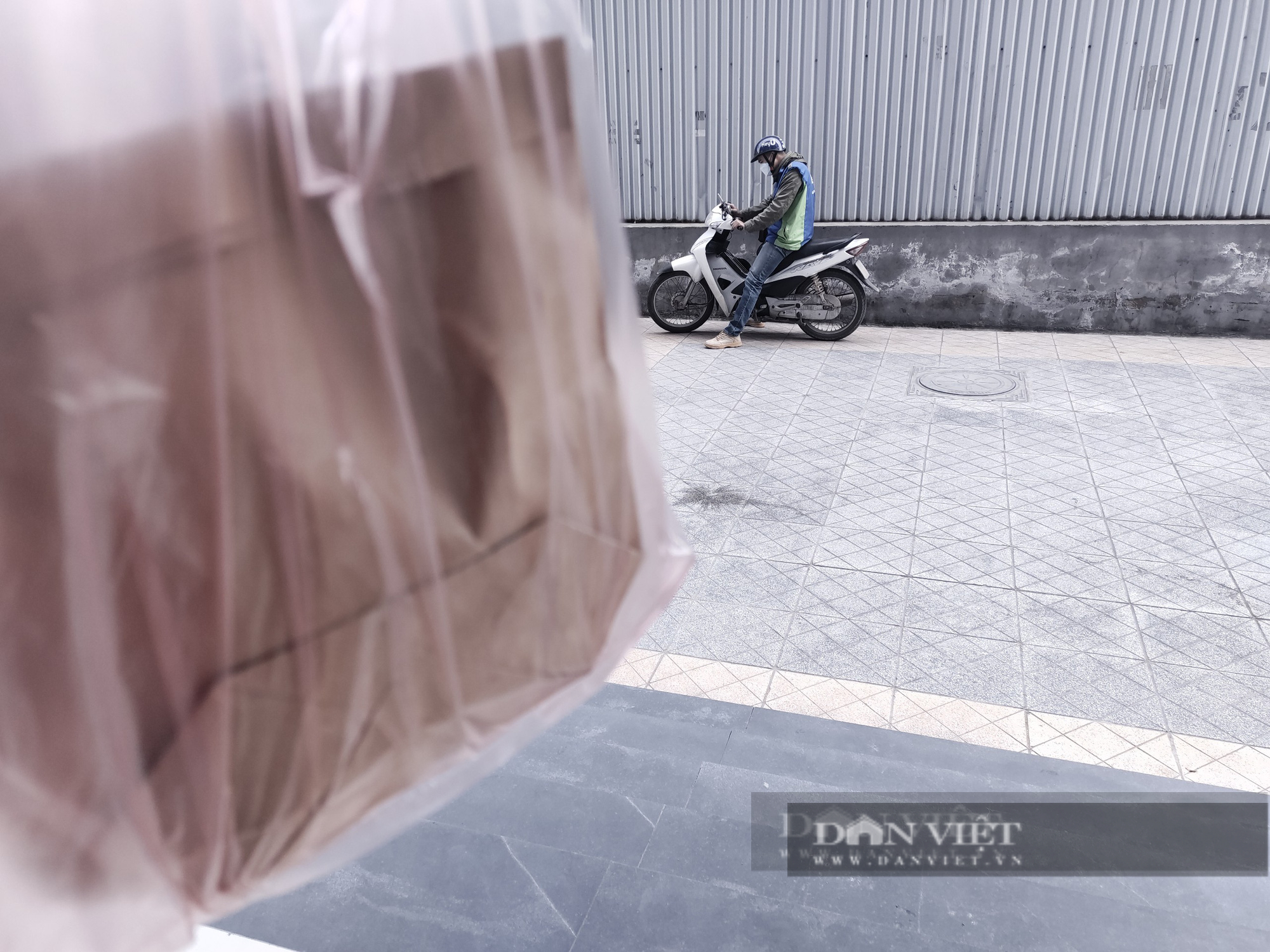 Phóng viên nhận gói thuốc từ phía người giao hàng. Ảnh PV.