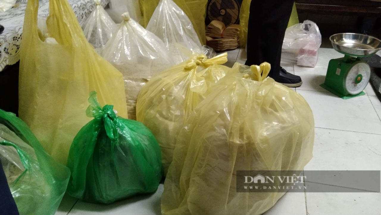 Nguyên liệu được ông Tuấn sử dụng để chế ra loại thuốc chữa Covid-19. Ảnh PV