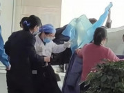 Bà bầu - Mẹ bầu chuyển dạ giữa ngân hàng, dân mạng xuýt xoa em bé số hưởng "đẻ trên đống tiền"