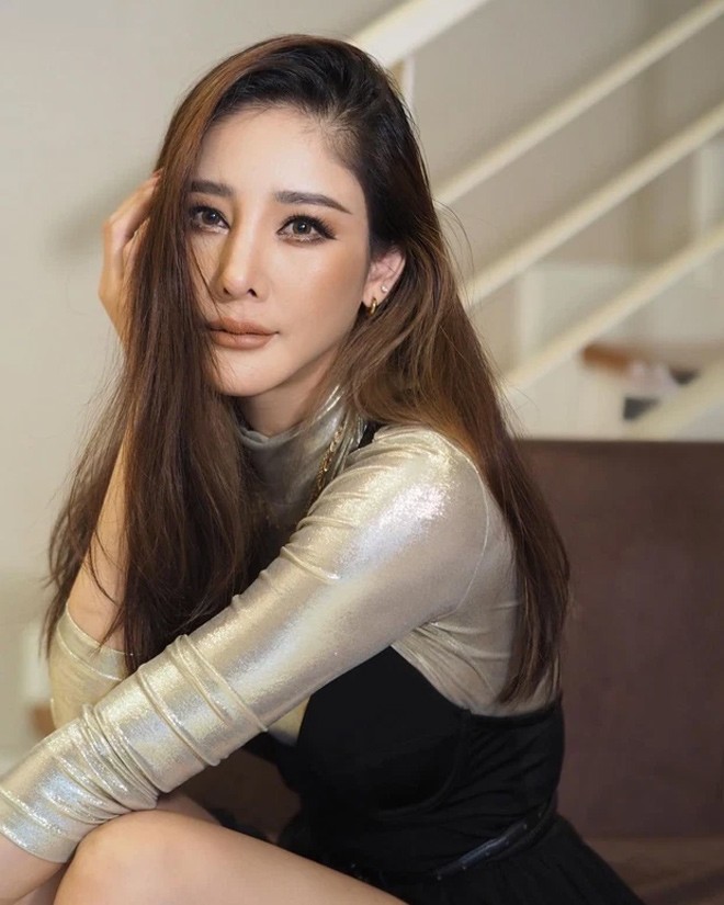 Tangmo là nữ diễn viên từng đóng phim Chiếc lá cuốn bay.