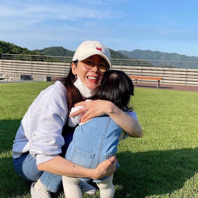 Choi Ji Woo hiện giờ đang dành thời gian cho con gái.