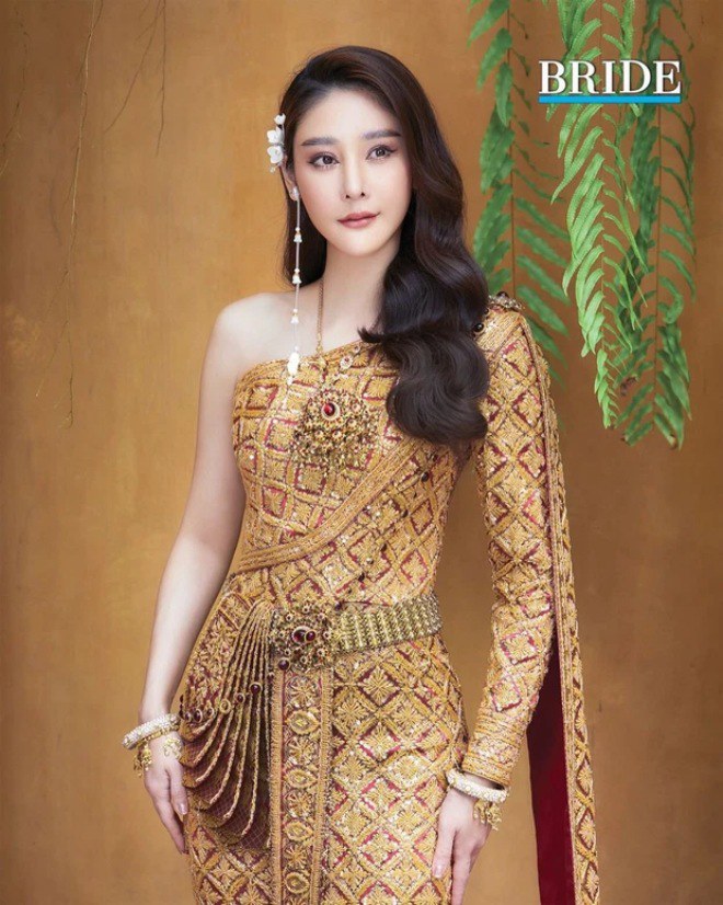 Nữ diễn viên Tangmo rơi xuống sông mất tích.