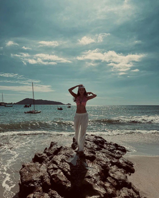 Nữ diễn viên đi chơi với một nhóm bạn trong đó có 3 trai 2 gái.