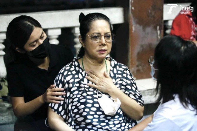 Mẹ Tangmo bị huyết áp cao phải uống thuốc để không ngã quỵ.