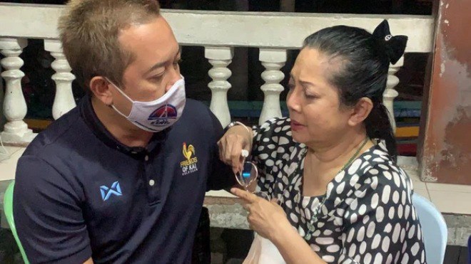 Bố mẹ Tangmo đến hiện trường tìm con gái.