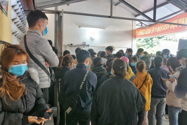 Cảnh hàng trăm công nhân chen chân xếp hàng chờ xác nhận tại Trạm y tế thị trấn Nếnh (Việt Yên).
