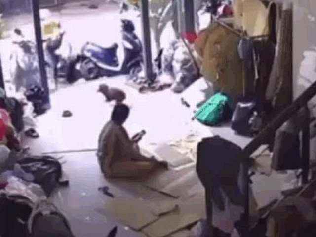 Clip Eva - Clip: Xe máy mất lái lao như bay vào nhà dân khiến chủ nhà sợ hãi