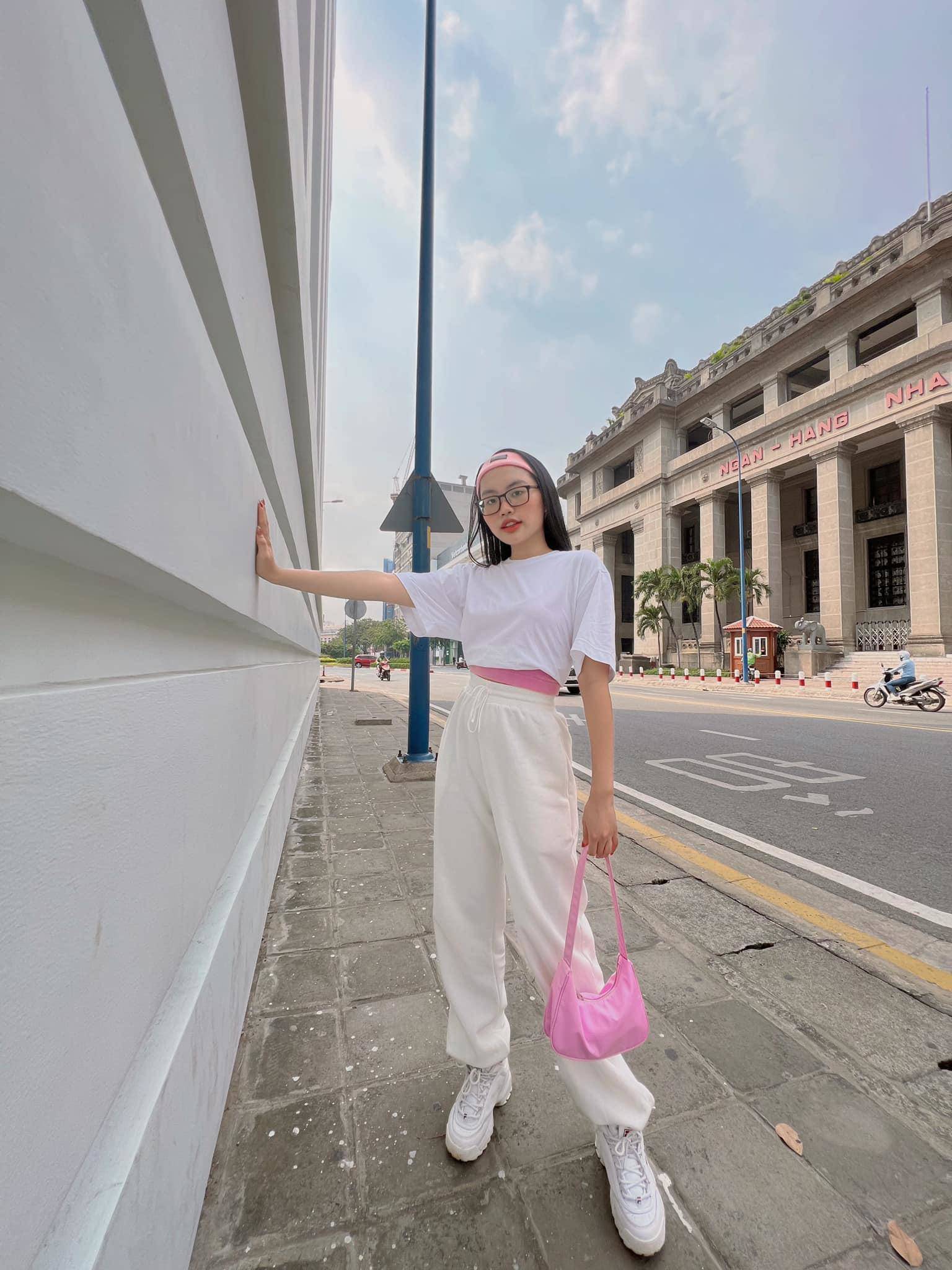 Đôi khi Chị Bảy ăn mặc trẻ trung, sành điệu đúng chất gen Z.