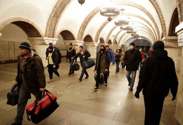 Nhà ga tàu điện ngầm là nơi người dân Ukraine tìm đến trú ẩn khi căng thẳng Nga-Ukraine leo thang