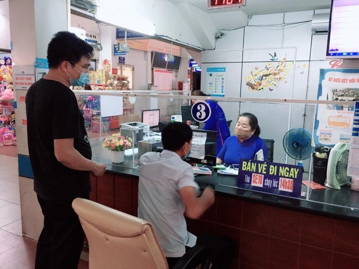 Đường sắt giảm giá vé cho hành khách mua vé cá nhân xa ngày đi tàu, đến 40%. Ảnh: Hành khách mua vé tàu tại ga Sài Gòn