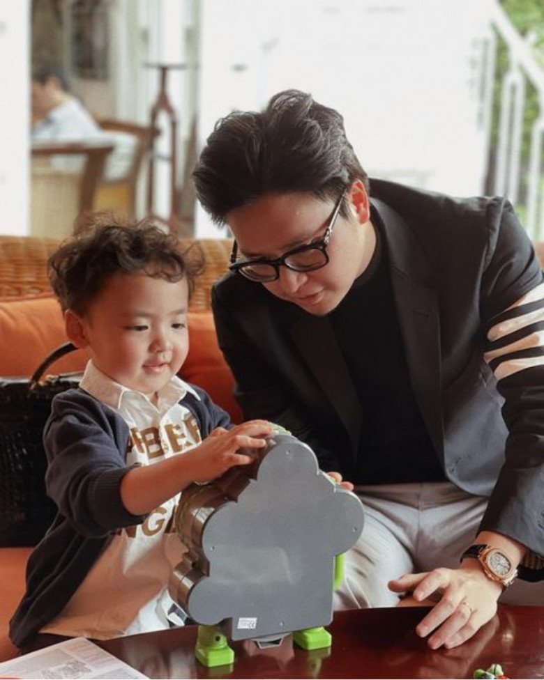 Con trai á hậu Tú Anh: 3 tuổi đẹp trai chuẩn hotboy Hàn Quốc, thích chế áo quần tấu hài - 5