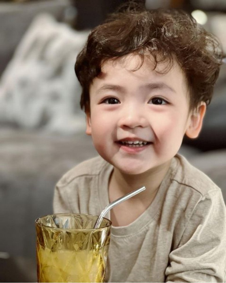 Con trai á hậu Tú Anh: 3 tuổi đẹp trai chuẩn hotboy Hàn Quốc, thích chế áo quần tấu hài - 3