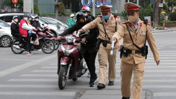 Lực lượng CSGT Công an TP Hà Nội kiểm tra người điều khiển phương tiện vi phạm giao thông trên đường Huỳnh Thúc Kháng - Láng Hạ