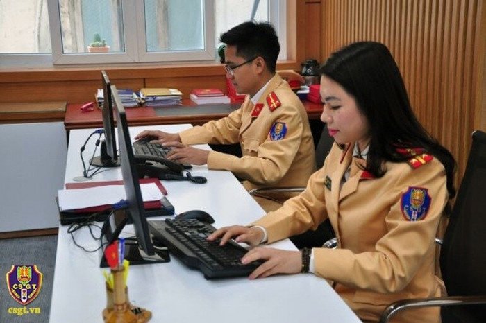 Cán bộ CSGT thực hiện nhập dữ liệu xử phạt vi phạm trên Cổng dịch vụ công Quốc gia