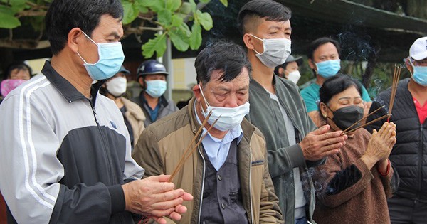 Ông Đẩn (ở giữa) đau xót thắp hương cầu nguyện cho các nạn nhân. (Ảnh: Tri thức trực tuyến)