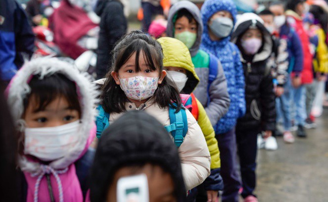 Học sinh Tiểu học Ngô Sĩ Kiện, huyện Thanh Trì, đến trường học trực tiếp ngày 10/2. (Ảnh: VNE)