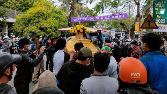 Chính quyền, người dân Hội An đưa tiễn người gặp nạn về nơi an nghỉ cuối cùng