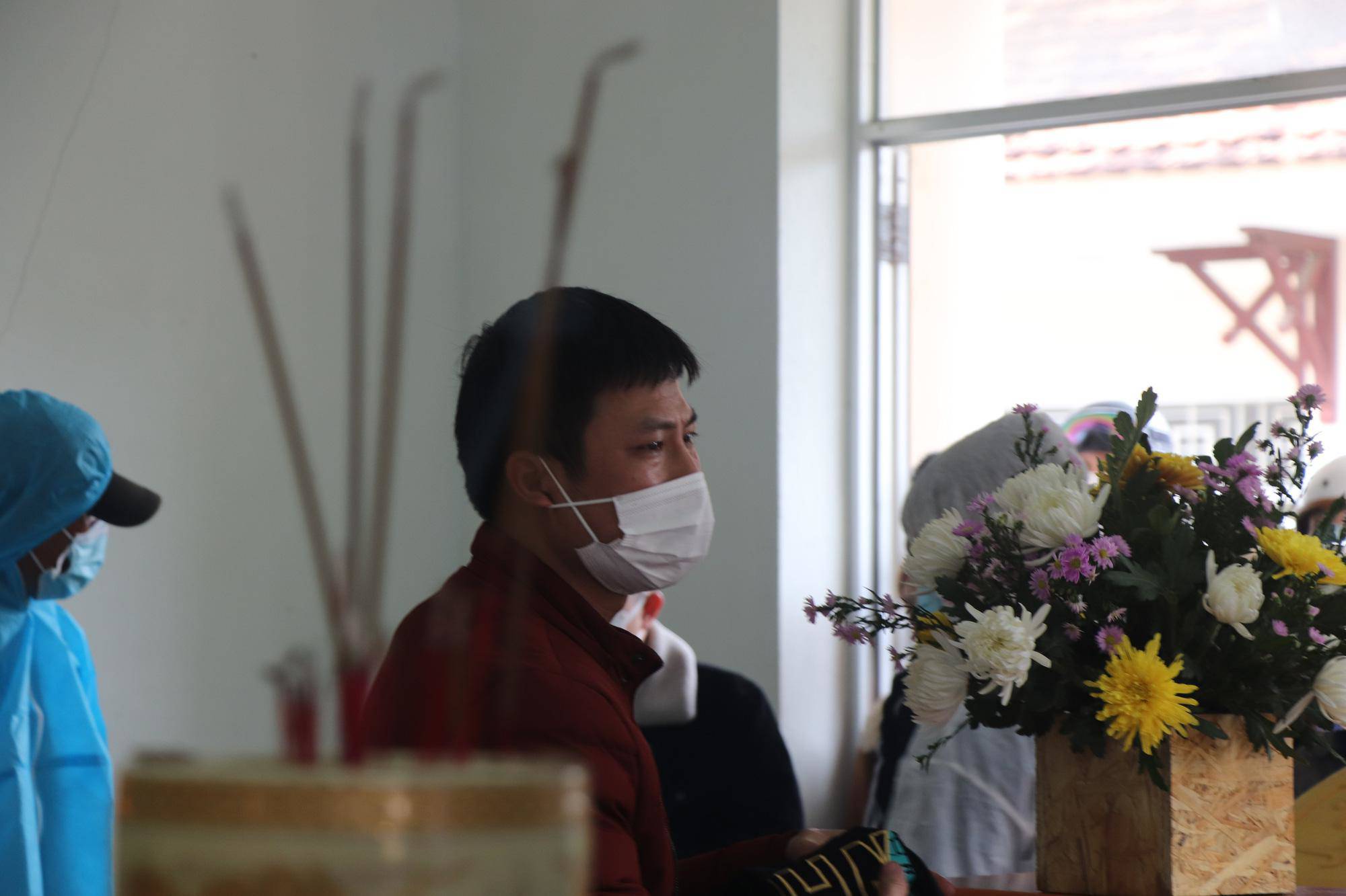 Vụ chìm ca nô ở Quảng Nam: Nỗi đau xé lòng tại nhà tang lễ Hội An - 4