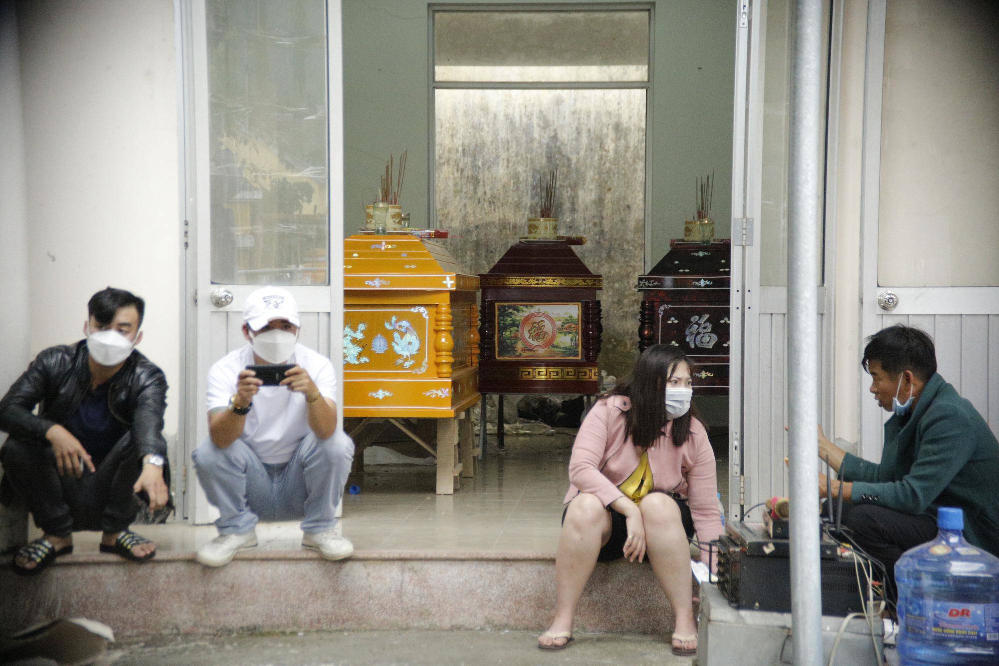 Vụ chìm ca nô ở Quảng Nam: Nỗi đau xé lòng tại nhà tang lễ Hội An - 2