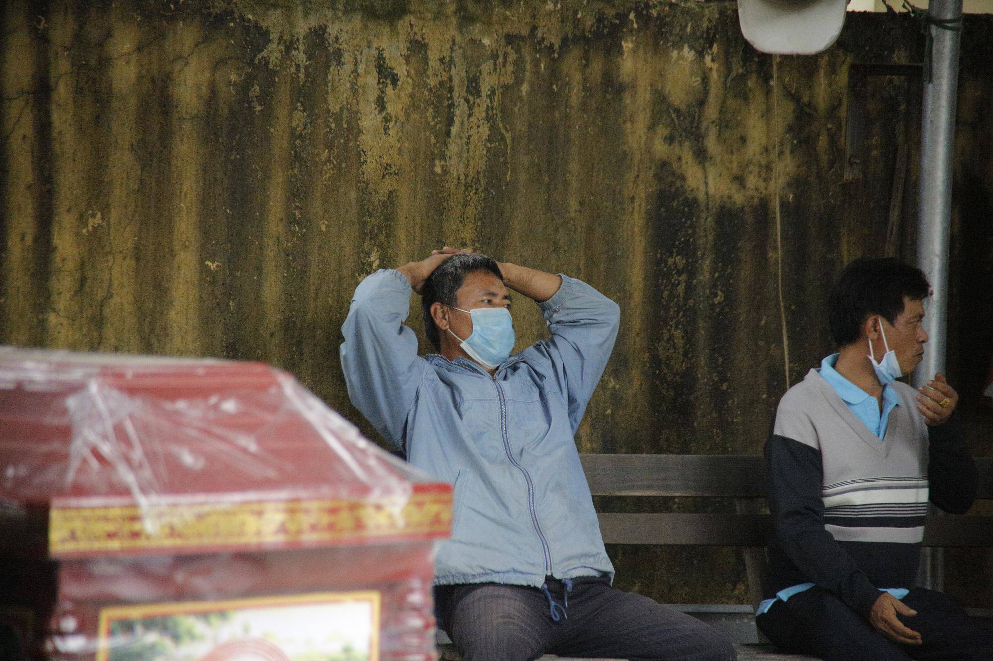 Vụ chìm ca nô ở Quảng Nam: Nỗi đau xé lòng tại nhà tang lễ Hội An - 3