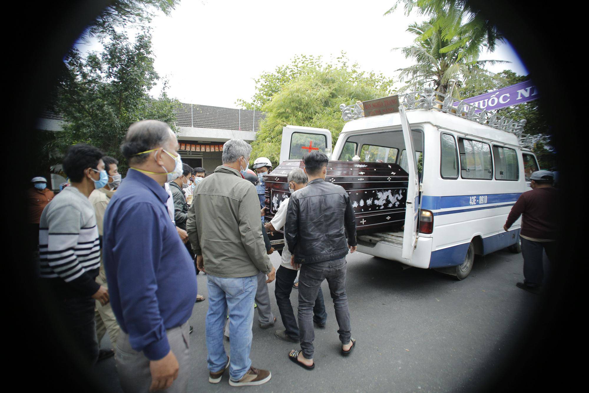 Vụ chìm ca nô ở Quảng Nam: Nỗi đau xé lòng tại nhà tang lễ Hội An - 8