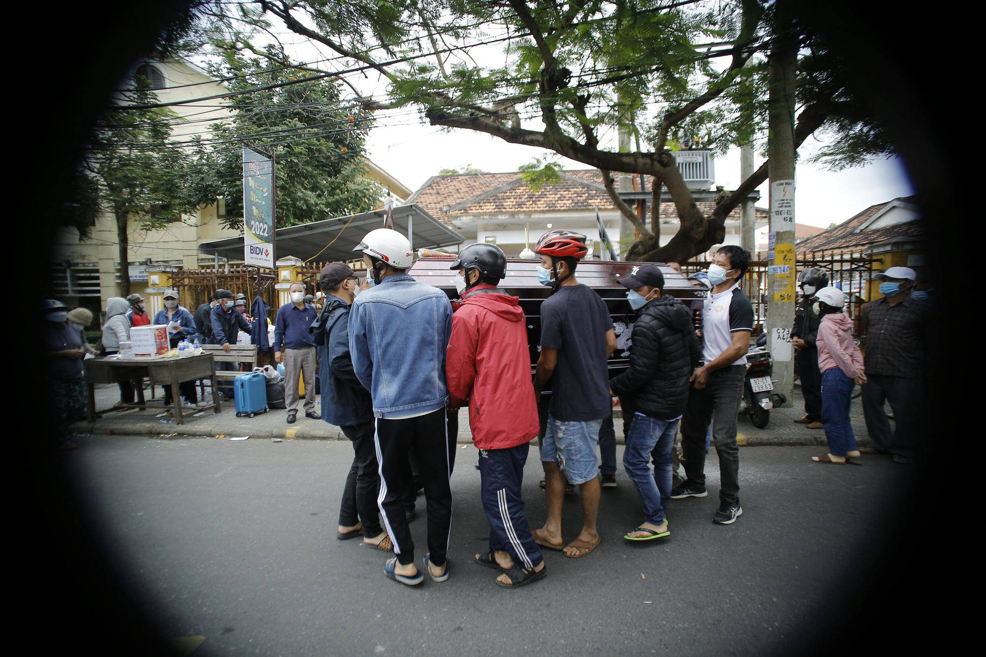 Vụ chìm ca nô ở Quảng Nam: Nỗi đau xé lòng tại nhà tang lễ Hội An - 7