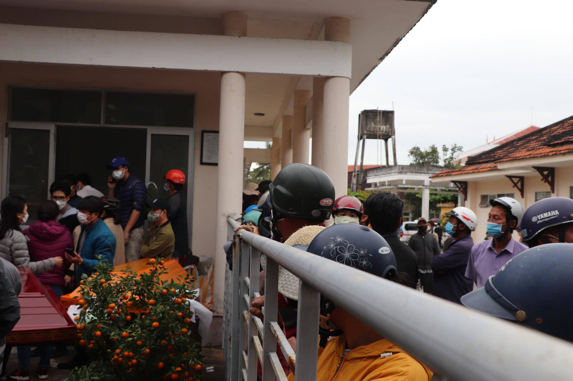 Vụ chìm ca nô ở Quảng Nam: Nỗi đau xé lòng tại nhà tang lễ Hội An - 9