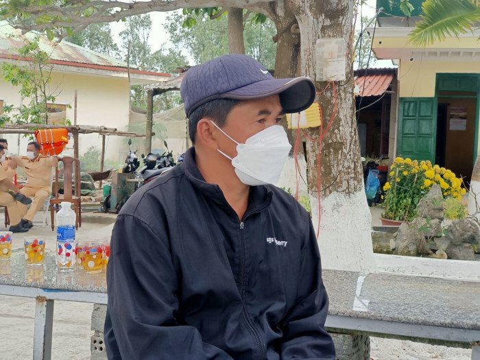 Thuyền trưởng Sen thẫn thờ kể lại vụ tai nạn kinh hoàng.