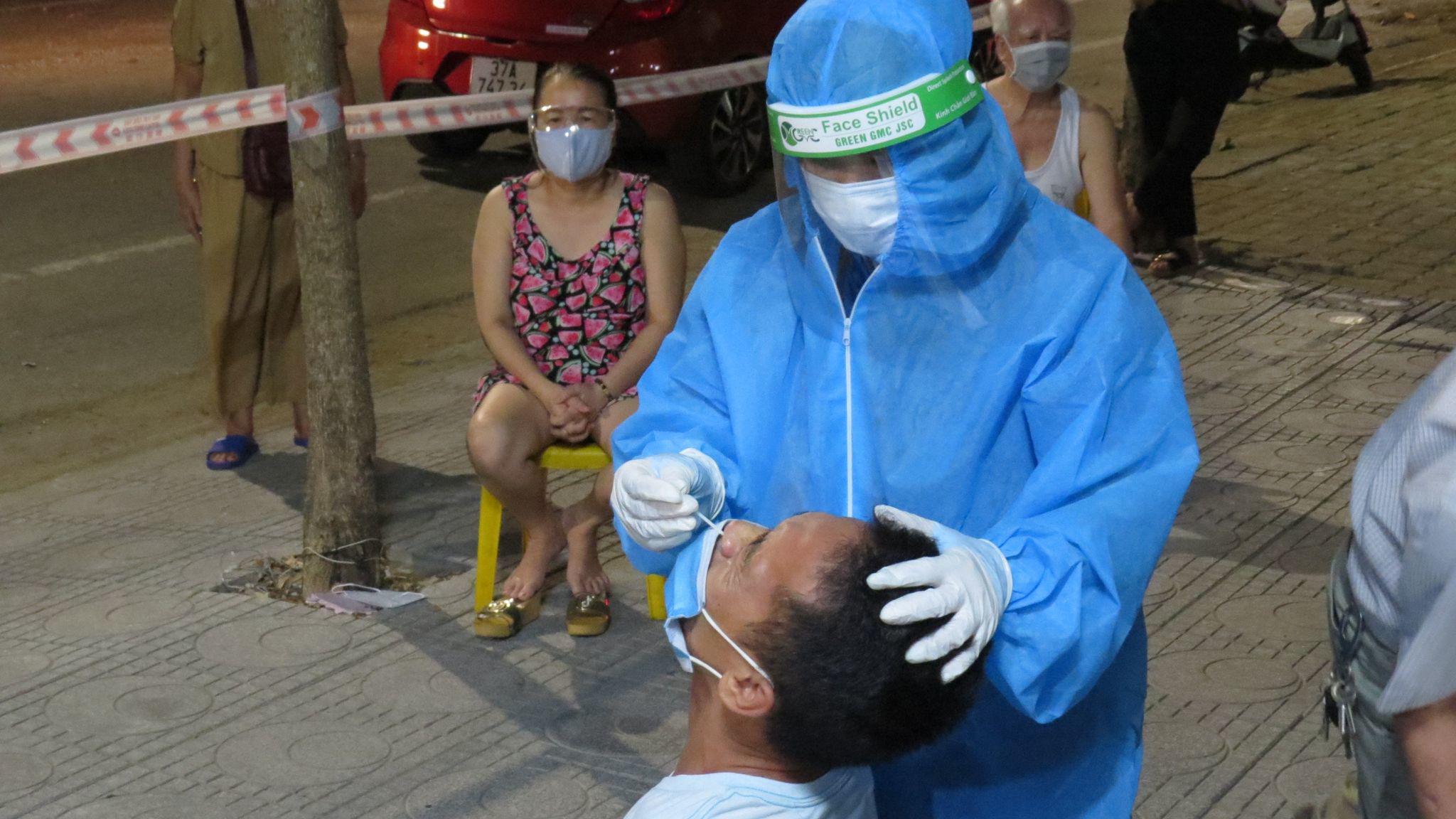 Lực lượng ngành y tế lấy amaux xét nghiệm cho người dân.