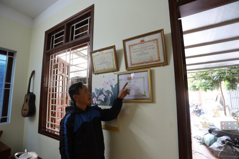 Ông Nguyễn Tiến Bắc nhớ lại việc mình đã nhặt được 10 cây vàng và trả nó lại cho đúng người đã mất như thế nào. Ảnh: Nguyệt Minh