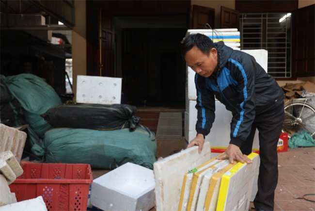 Hai vợ chồng ông Bắc và bà Thuật vẫn tiếp tục làm nghề ve chai, hằng ngày hai ông bà cũng kiếm được khoảng 500 nghìn đồng. Ảnh: Nguyệt Minh