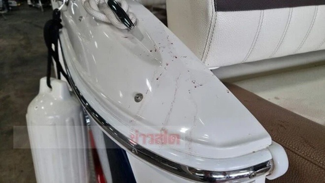 Vết tích trên tàu được phóng viên chụp lại.